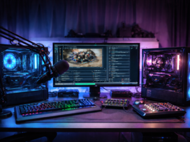 Ultrarealistisches Dual-PC-Streaming-Setup mit zwei PCs, OBS auf dem Monitor und Mikrofon auf dem Schreibtisch.