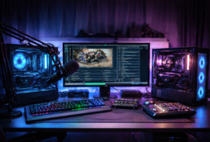 Ultrarealistisches Dual-PC-Streaming-Setup mit zwei PCs, OBS auf dem Monitor und Mikrofon auf dem Schreibtisch.